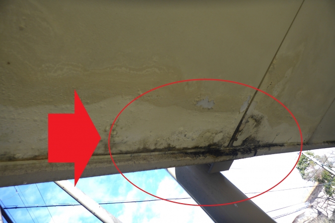 マンション１階廊下天井から雨漏り！原因は2階廊下側溝からの水漏れ