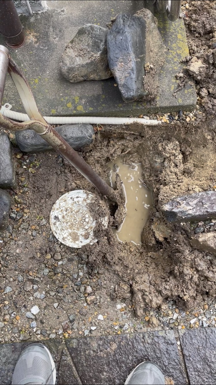 お庭の水道管水漏れ