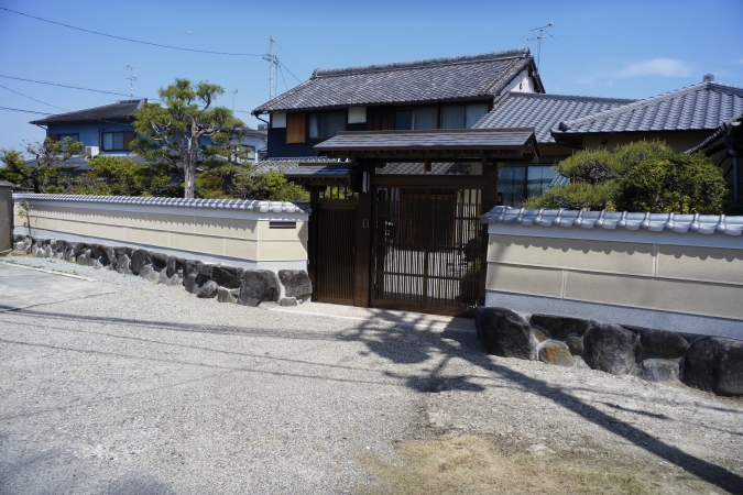 老朽化した大谷石の塀は倒壊の危険性が！外塀・門屋・玄関アプローチ改修工事